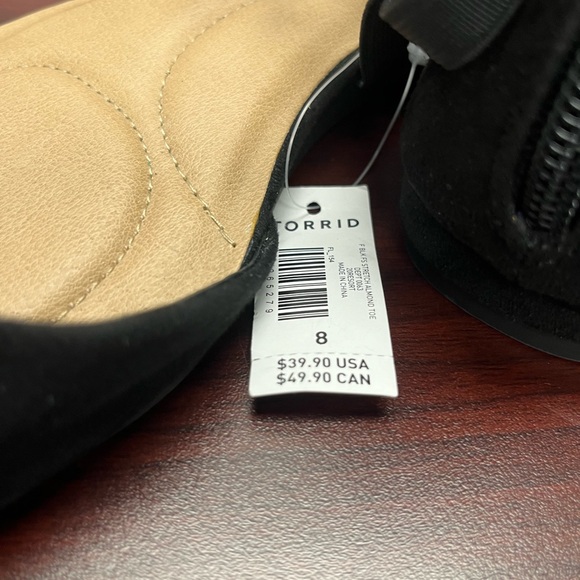 Torrid Faux Suede Strappy Flat Size 8W NWT - Picture 2 of 7